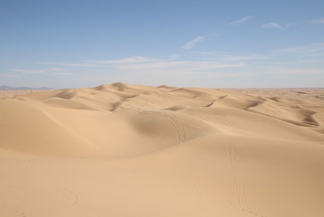 Sand dunes under a pale blue sky, before the Super Vivid LUT