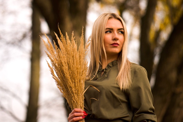 After: Woman holding a bundle of dried pampas grass outdoors, edited with the free Lifestyle & Commercial LUTs